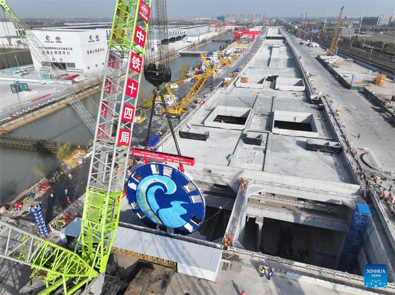 Zeremonielle Montage des Bohrkopfes der Schildvortriebsmaschine ?Jianghaihao“