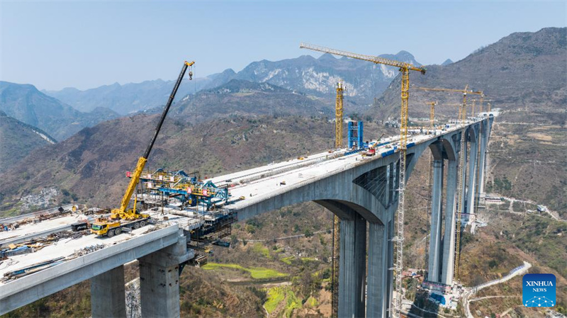 Bau der gro?en Liuzhi-Brücke im Südwesten Chinas geht in die Endphase