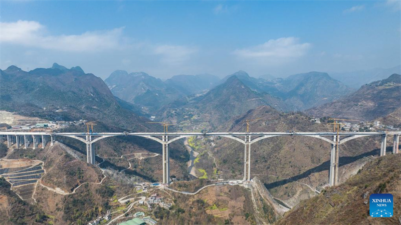 Bau der gro?en Liuzhi-Brücke im Südwesten Chinas geht in die Endphase