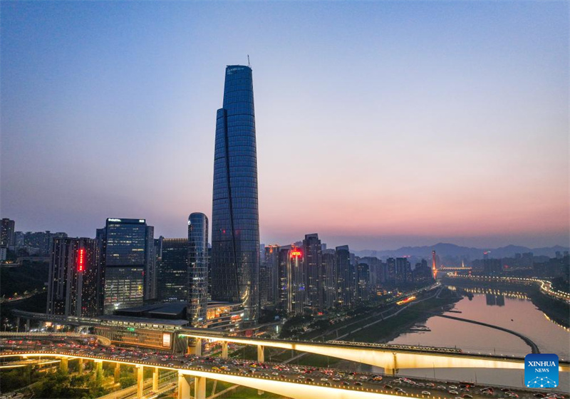 Vorhangfassadenbau am h?chsten Geb?ude in Chongqing abgeschlossen