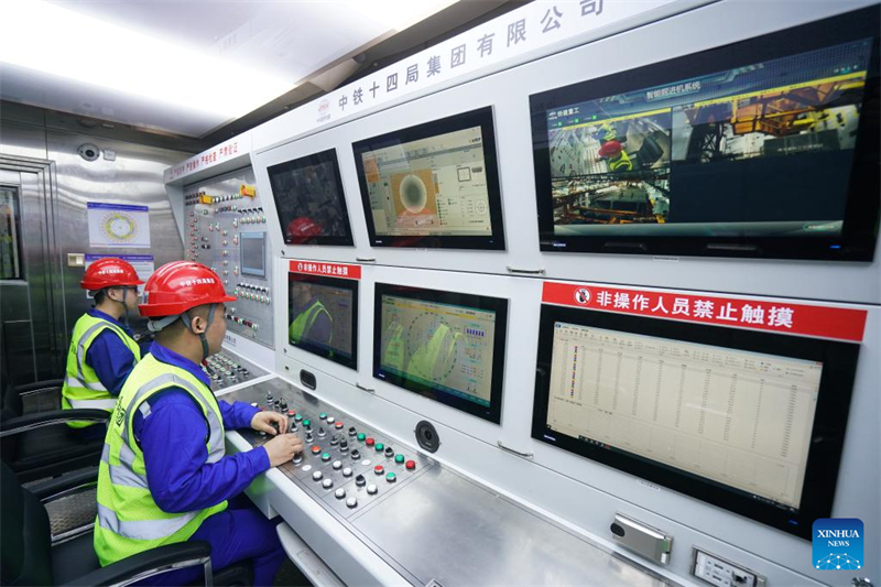 China pr?sentiert riesige Tunnelbohrmaschine für Jangtse-Projekt