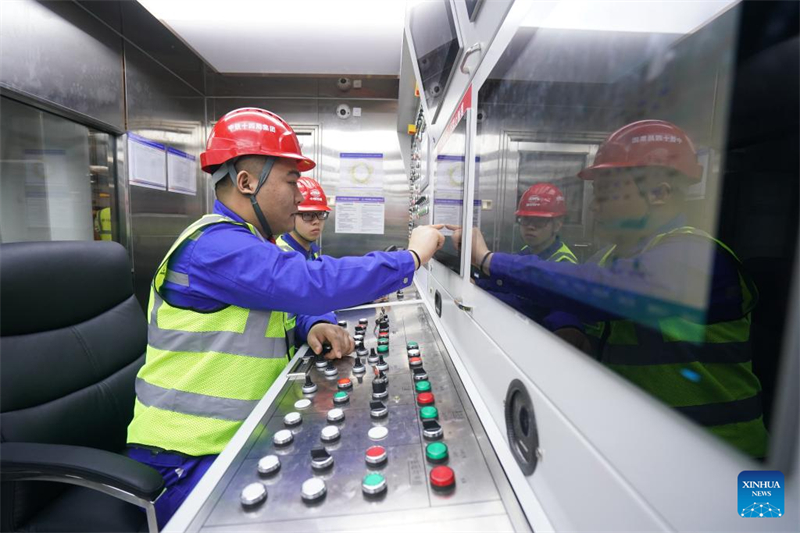 China pr?sentiert riesige Tunnelbohrmaschine für Jangtse-Projekt