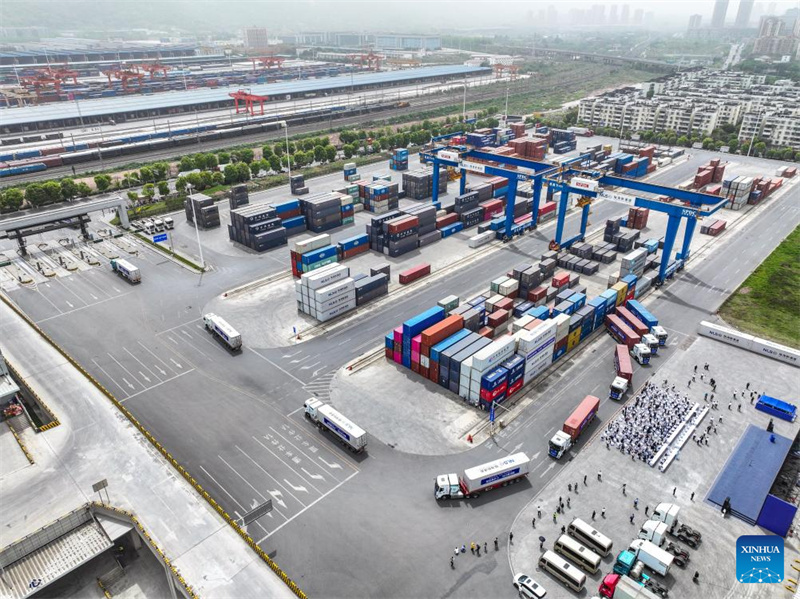 China startet erste überregionale Route für schwere Lkw mit Wasserstoff-Antrieb