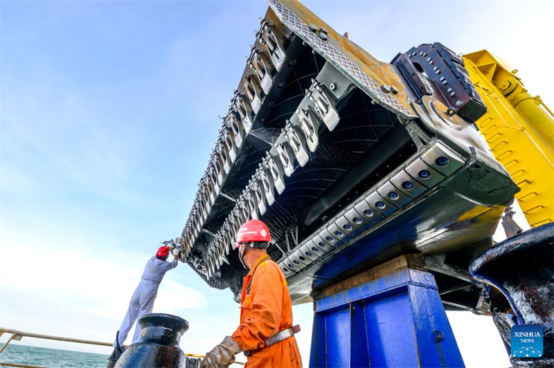 Riesiger chinesischer Bagger hilft beim Hafenbau in Malaysia