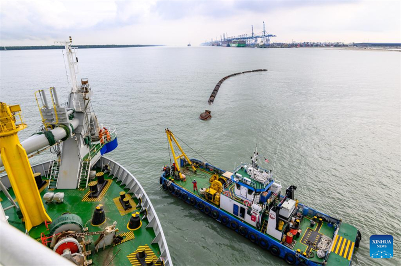 Riesiger chinesischer Bagger hilft beim Hafenbau in Malaysia