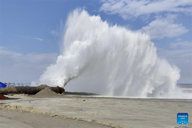 Riesiger chinesischer Bagger hilft beim Hafenbau in Malaysia