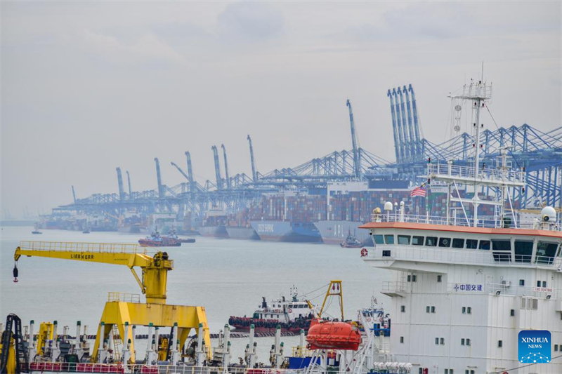 Riesiger chinesischer Bagger hilft beim Hafenbau in Malaysia