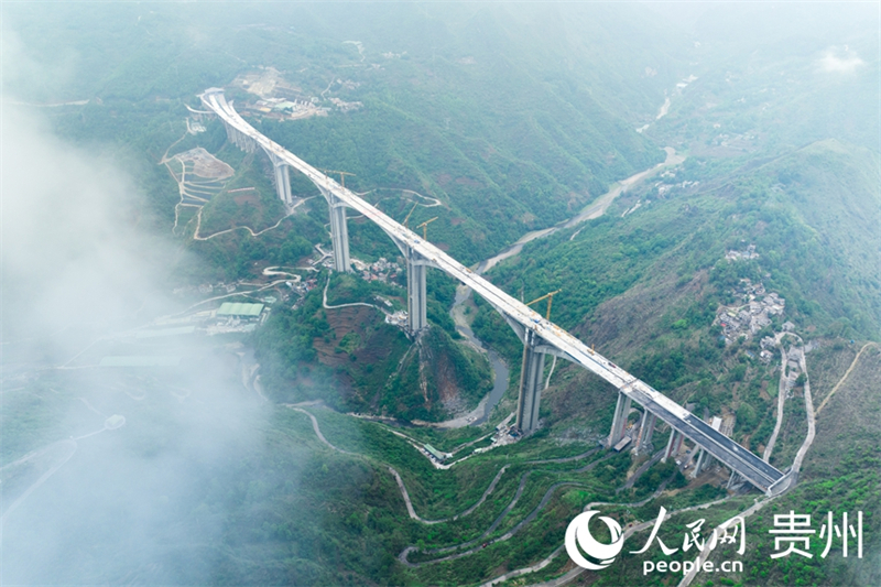 Fertiggestellte Liuzhi-Brücke in Guizhou stellt mehrere Weltrekorde auf