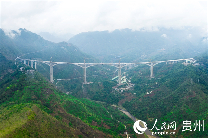 Fertiggestellte Liuzhi-Brücke in Guizhou stellt mehrere Weltrekorde auf