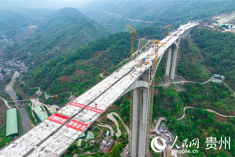 Fertiggestellte Liuzhi-Brücke in Guizhou stellt mehrere Weltrekorde auf