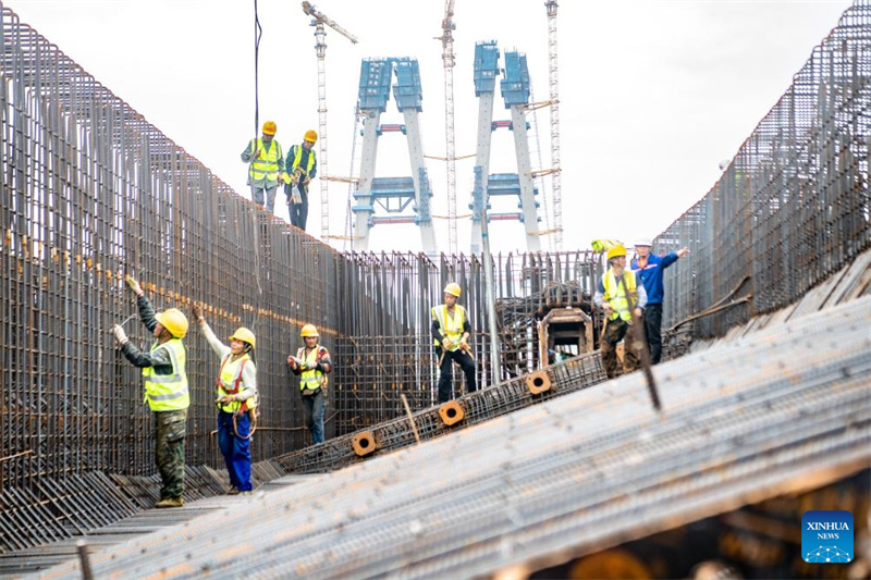 Hauptturm der Shituo-Jangtse-Brücke in Chongqing erfolgreich gedeckelt