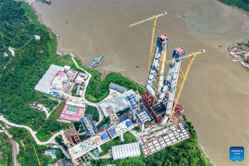 Hauptturm der Shituo-Jangtse-Brücke in Chongqing erfolgreich gedeckelt