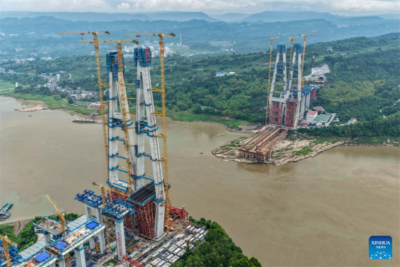 Hauptturm der Shituo-Jangtse-Brücke in Chongqing erfolgreich gedeckelt
