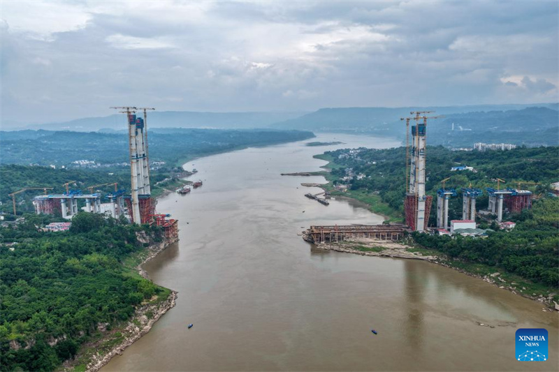 Hauptturm der Shituo-Jangtse-Brücke in Chongqing erfolgreich gedeckelt
