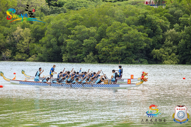 Sanya: Wei?e Reiher über blauem Wasser und Drachenboote im Wettstreit
