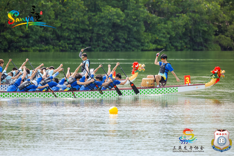Sanya: Wei?e Reiher über blauem Wasser und Drachenboote im Wettstreit