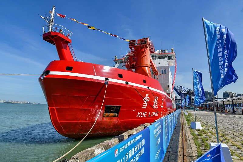 Chinas Eisbrecher ?Xuelong 2“ empf?ngt Besucher in Südchina