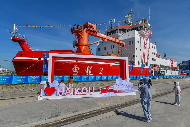 Chinas Eisbrecher ?Xuelong 2“ empf?ngt Besucher in Südchina