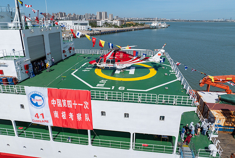 Chinas Eisbrecher ?Xuelong 2“ empf?ngt Besucher in Südchina