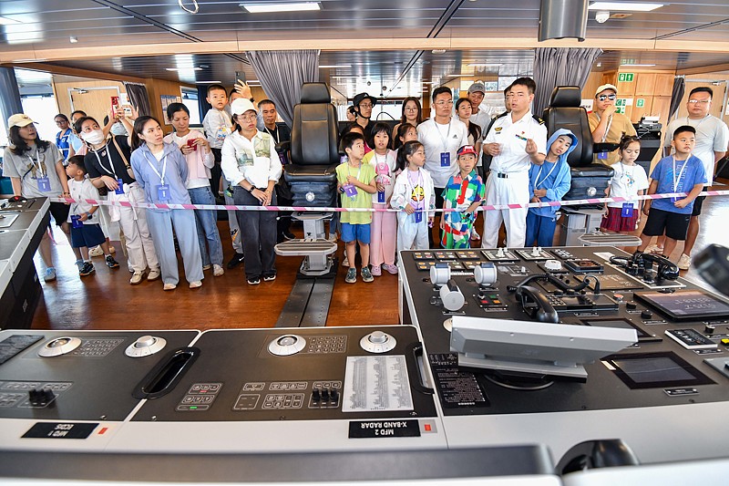 Chinas Eisbrecher ?Xuelong 2“ empf?ngt Besucher in Südchina