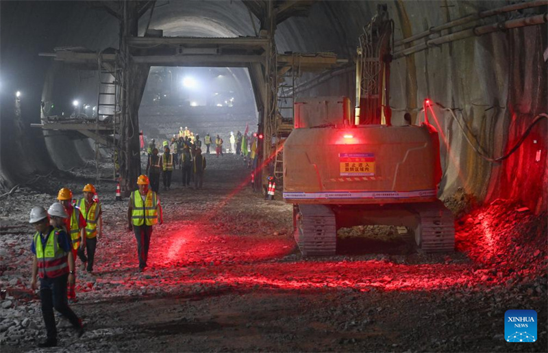 Tunneldurchbruch bei wichtigem Bahntunnel-Projekt in Südwestchina