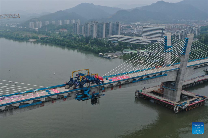Teilstücke der gro?en Brücke des Xin'an-Flusses in Jiande erfolgreich verbunden