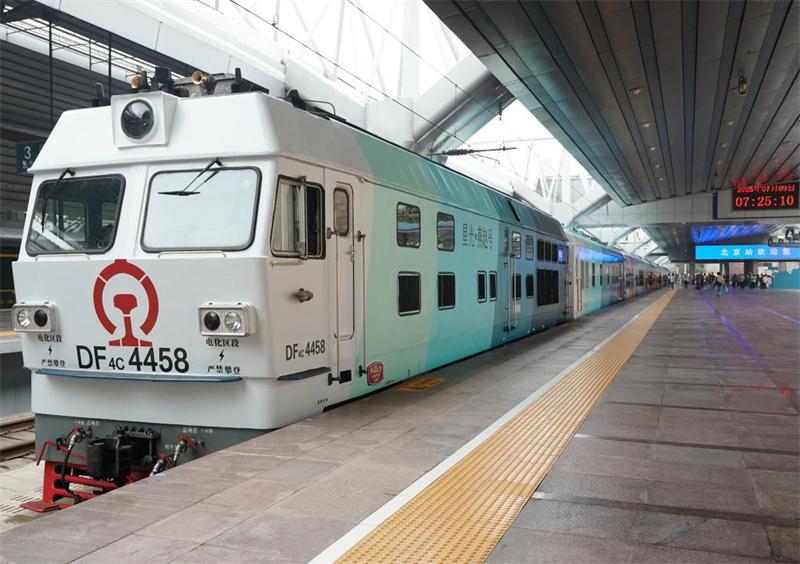 Erster Sightseeing-Zug in der Region Beijing-Tianjin-Hebei f?hrt in Hauptstadt ab