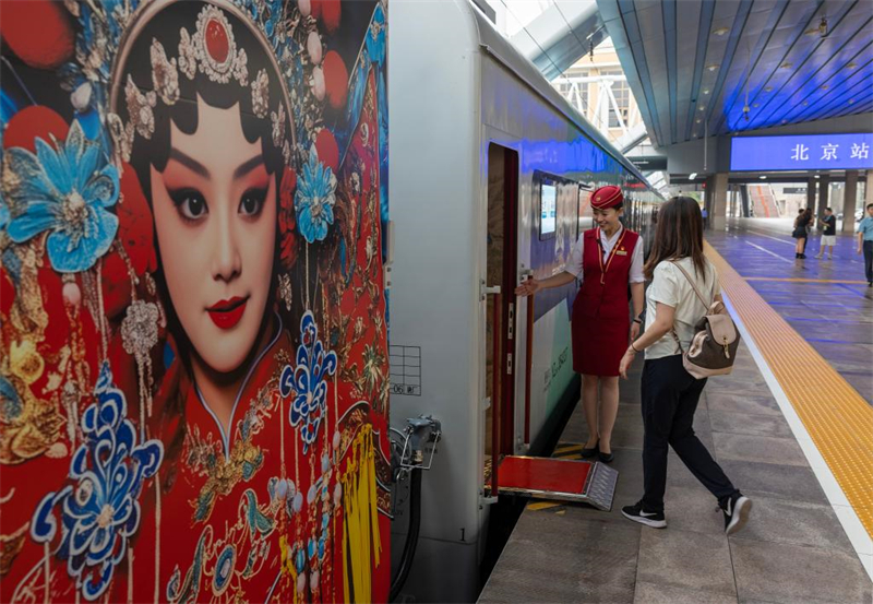 Erster Sightseeing-Zug in der Region Beijing-Tianjin-Hebei f?hrt in Hauptstadt ab