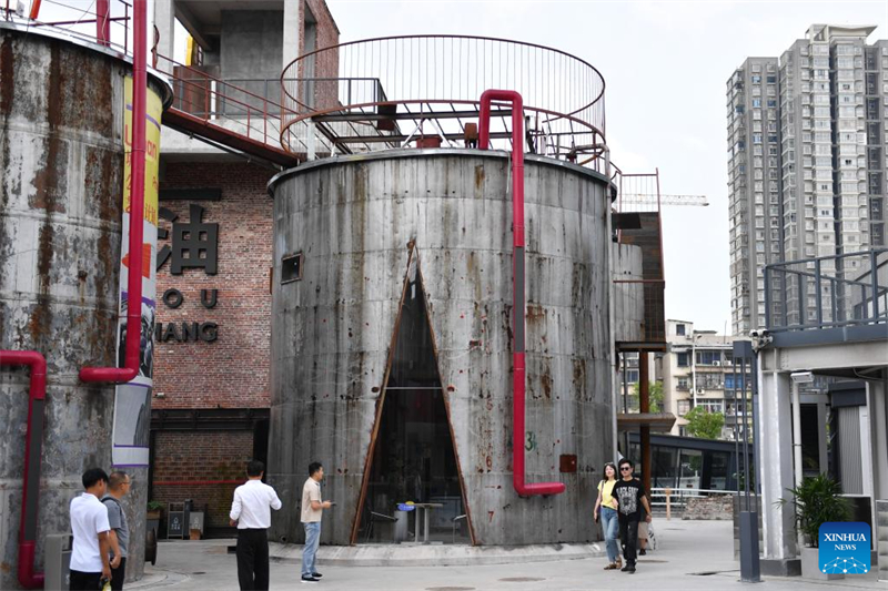 Ehemaliges ?ldepot: Konsumerlebnisse im Industriedesign