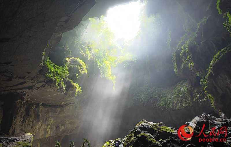 Guilins ?Himmelsfenster“ erzeugt Tyndall-Effekt in Karsth?hle