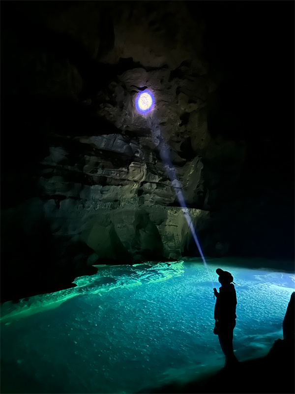 Guilins ?Himmelsfenster“ erzeugt Tyndall-Effekt in Karsth?hle