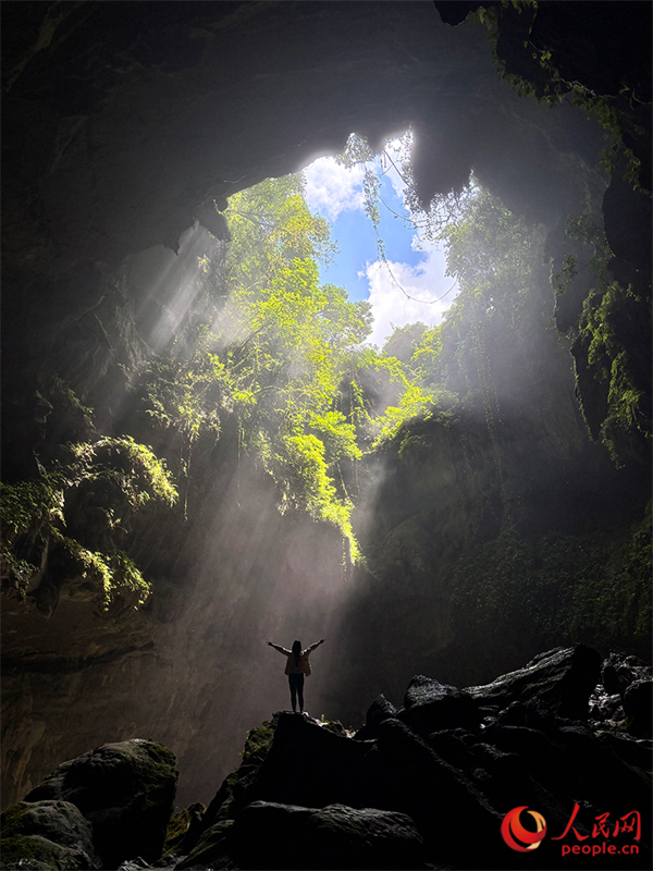 Guilins ?Himmelsfenster“ erzeugt Tyndall-Effekt in Karsth?hle