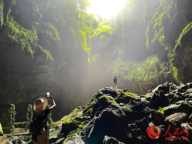 Guilins ?Himmelsfenster“ erzeugt Tyndall-Effekt in Karsth?hle