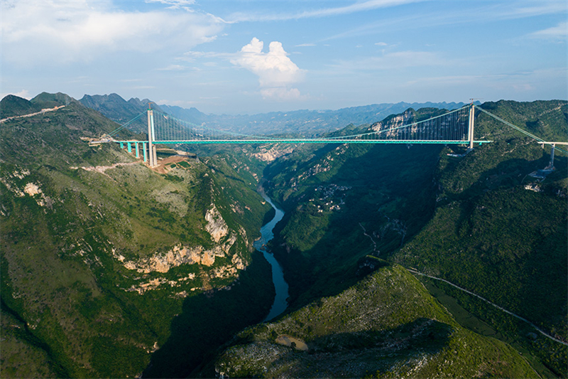 Die Bauarbeiten an der h?chsten Brücke der Welt sind zu über 98 Prozent abgeschlossen