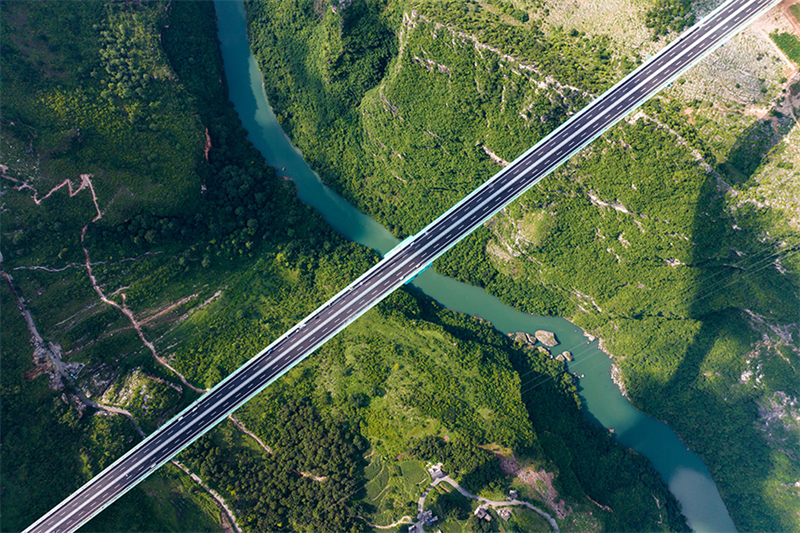 Die Bauarbeiten an der h?chsten Brücke der Welt sind zu über 98 Prozent abgeschlossen