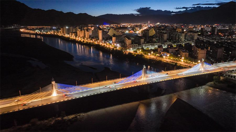 Brücken in Lhasa verk?rpern Entwicklung von Xizang