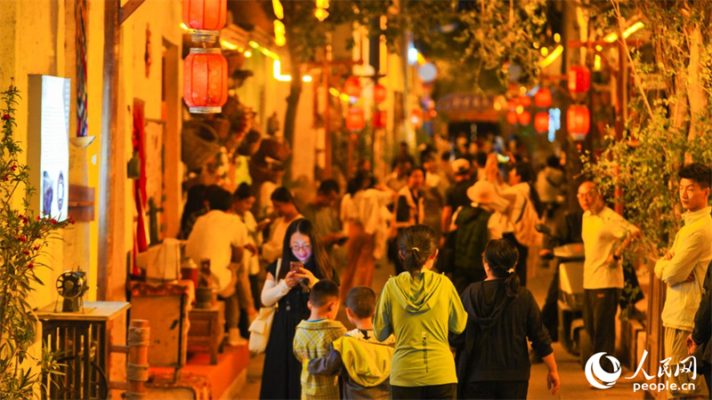 Die Altstadt von Kuqa bei Nacht