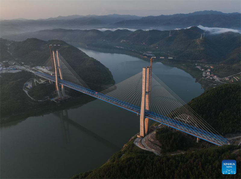 Stahlfachwerktr?ger der Hanjiang-Brücke der Hochgeschwindigkeitsbahnstrecke Xi'an-Shiyan fertiggestellt