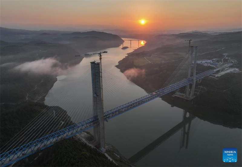 Stahlfachwerktr?ger der Hanjiang-Brücke der Hochgeschwindigkeitsbahnstrecke Xi'an-Shiyan fertiggestellt