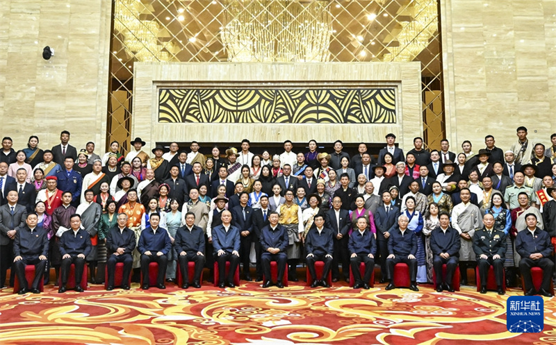 Xi Jinping trifft Vertreter ethnischer Gruppen und Gesellschaftskreise in Xizang