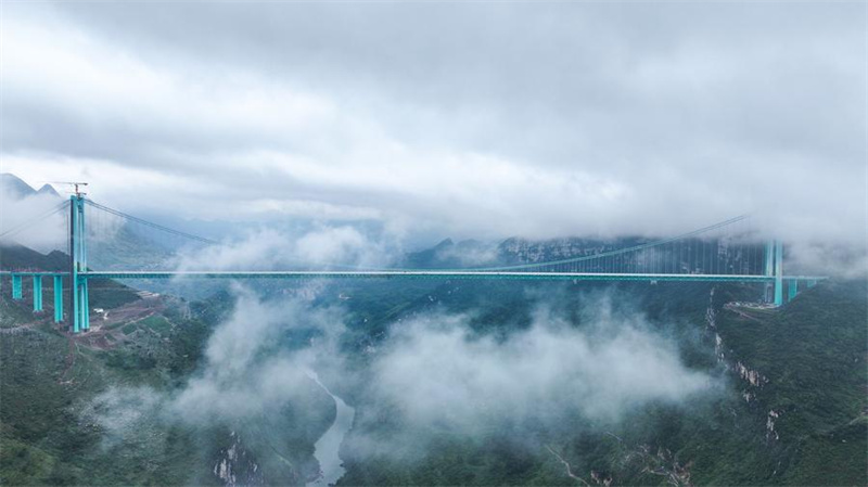 H?chste Brücke der Welt im südwestchinesischen Guizhou wird einem Belastungstest unterzogen