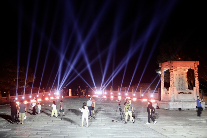 Lichterzeremonie zum Jahrestag des Endes des antifaschistischen Weltkriegs an der Lugou-Brücke in Beijing