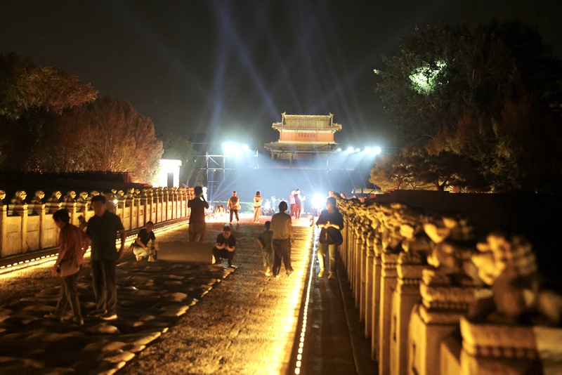 Lichterzeremonie zum Jahrestag des Endes des antifaschistischen Weltkriegs an der Lugou-Brücke in Beijing