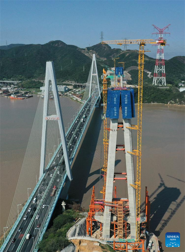 Hauptturm der Taoyaomen-Autobahn-Eisenbahnbrücke erfolgreich fertiggestellt