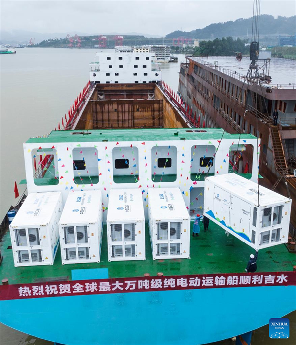 Chinas gr??ter vollelektrischer Schüttgutfrachter in Zentralchina vom Stapel gelassen