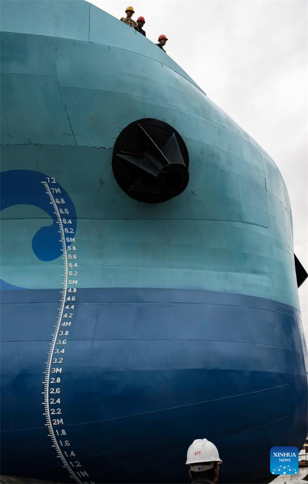 Chinas gr??ter vollelektrischer Schüttgutfrachter in Zentralchina vom Stapel gelassen