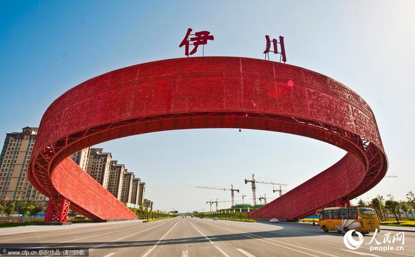 Yichuan begrü?t Besucher mit offenem “Gürtel”